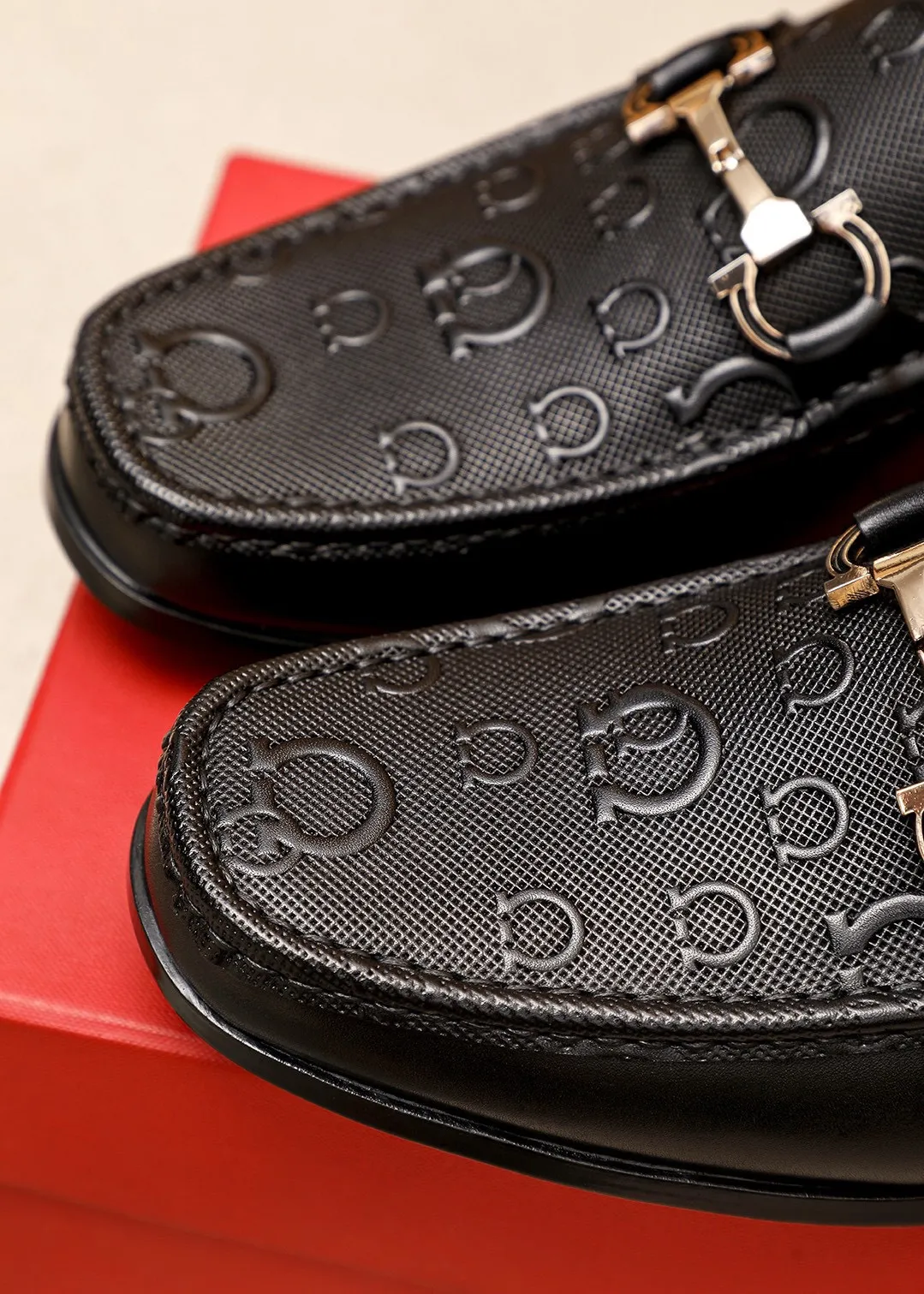 Men's shoes 💰460 💐 Product trademark: Ferragamo "Ferragamo" casual leather shoes Regular size: 38-44 (45.46🉑️customized) Product materials: Selected imported first-layer calfskin embossed upper + luxury hardware buckle, imported water-dyed cow leather lining. Strong three-dimensional visual effect, original rubber outsole Color: 1⃣️color optional